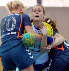 Durchkämpfen: Das wird für Julia Veeck (Mitte) und die SG Bretzenheim auch beim Tabellensechsten HSV Solingen-Gräfrath gegen die vermutlich tief stehende Defensive der Gastgeberinnen eine Herausforderung, die es anzunehmen gilt.