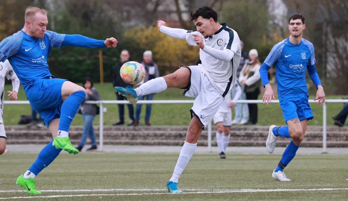 Aiman Abdelaali (Mitte) kommt vor TSG-Verteidiger Florian Maaß an den Ball, trifft allerdings nicht das Tor.