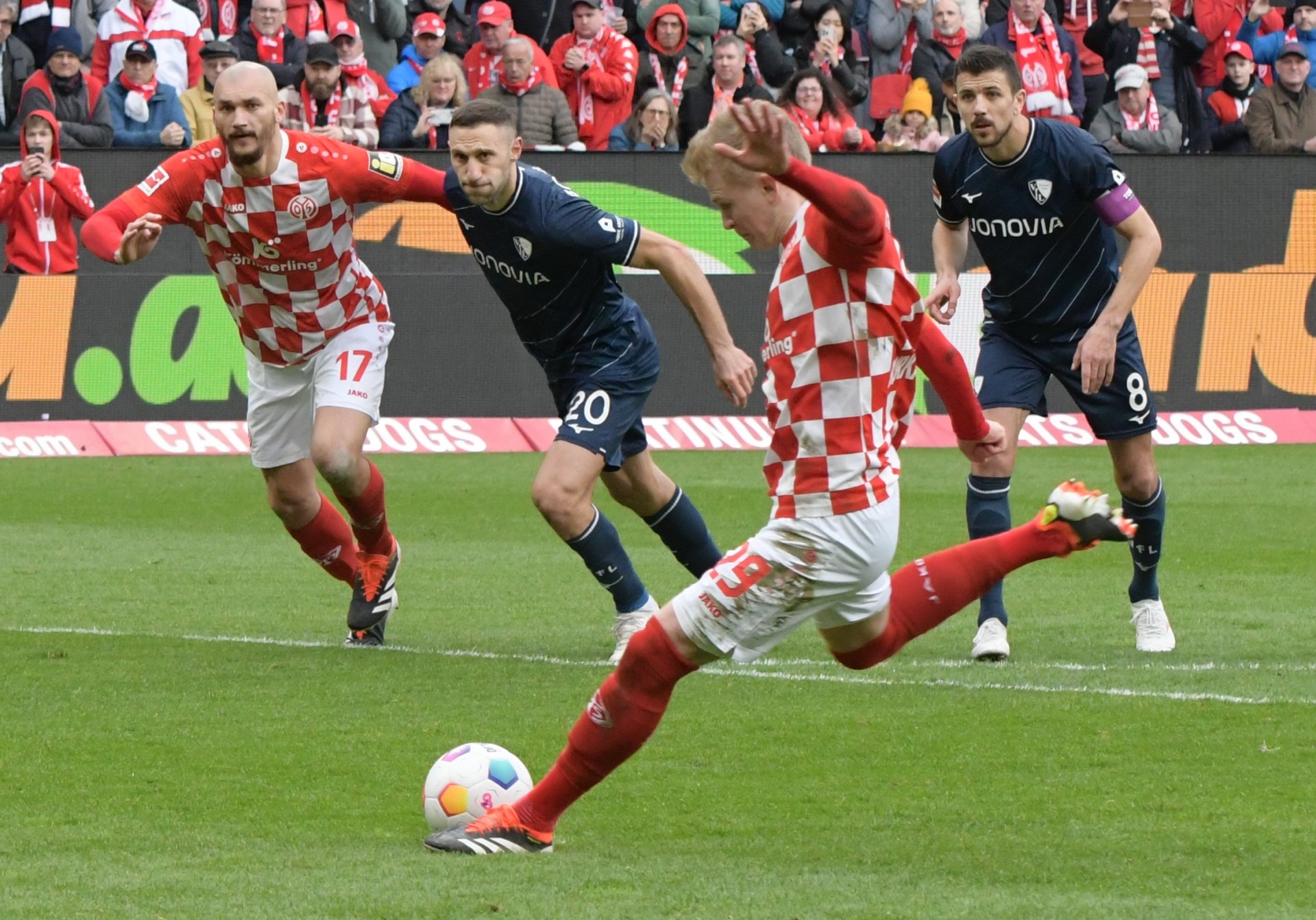 Das 1:0 erzielte der Stürmer in der Nachspielzeit der ersten Halbzeit per Foulelfmeter...