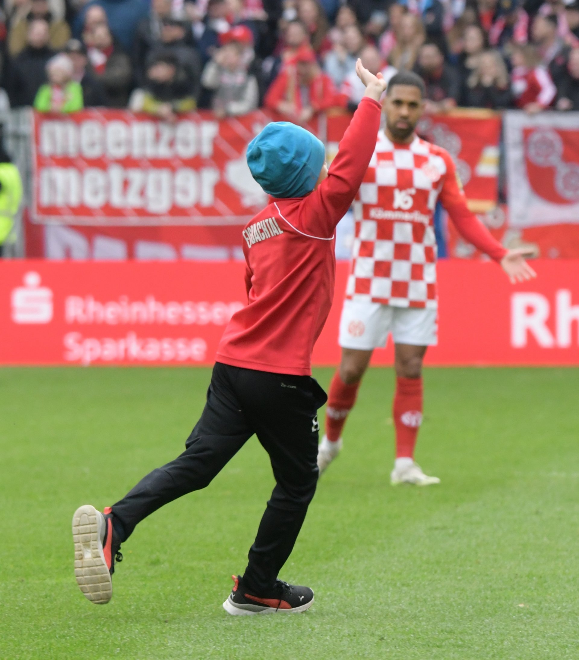 Für die spannendste Szene der ersten 40 Minuten sorgte dieser junge Fan, dessen Heimatverein anscheinend die Sportfreunde Eisbachtal sind...