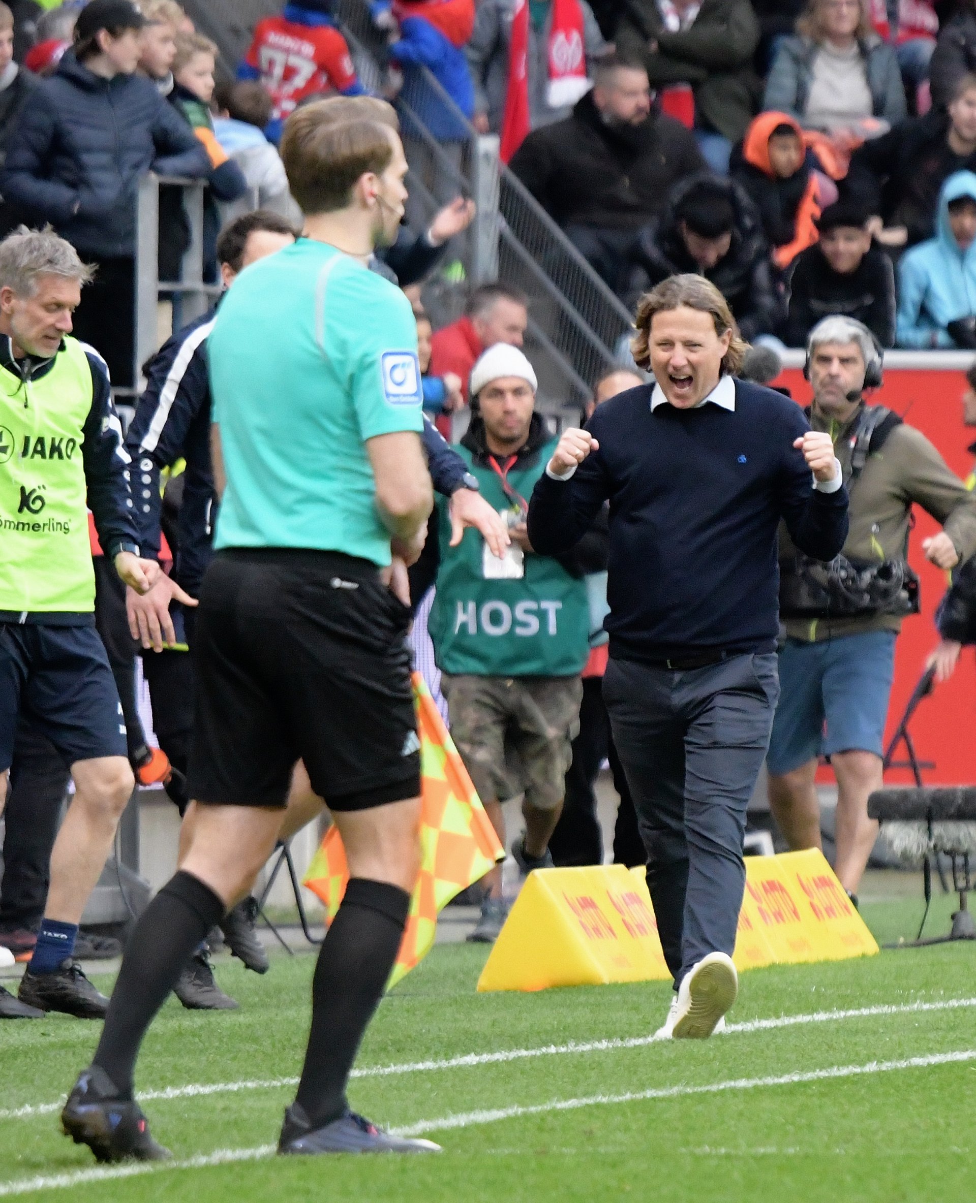 Trainer Bo Henriksen, der sich während der 90 Minuten verausgabt hatte, nach dem Schlusspfiff.