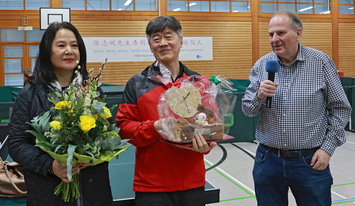 Sein letzter Matchball ist in eine schlägerförmige Uhr integriert: Chen Zhibin, hier mit Ehefrau Malin und RSV-Abteilungsleiter Claus Brusenbauch, hat seine Karriere beendet.