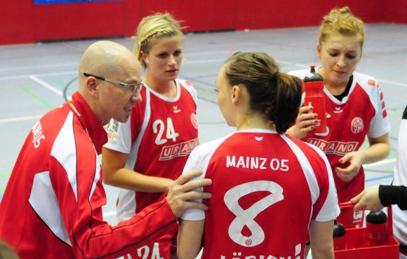 Alles, was noch fit ist, ist derzeit verstärkt gefordert: 05-Trainer André Sikora-Schermuly (l.) versucht in einer Auszeit (v.l.) Laura Schmitt, Julia Löbich und Christine Maric zu Bestleistungen zu puschen. 