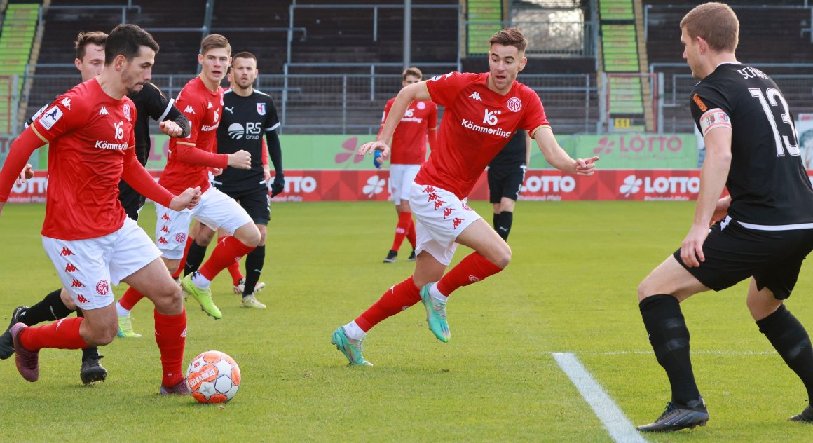 Julian Derstroff steckt auf David Mamutovic durch: Auf solche Räume wie beim 1:1 gegen die SG Fulda-Lehnerz im Dezember 2022 hoffen die Mainzer auch am Samstag.