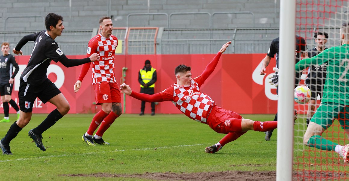 Erst nach dem Rückstand in der Nachspielzeit versuchte die U23 wieder Offensivszenen zu kreieren, Danny Schmidt kann mit der Grätsche allerdings auch nicht viel ausrichten.