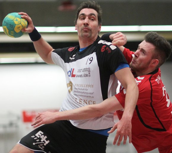 Zwei aus dem jüngsten Derby zwischen der SG Saulheim und dem TV Nieder-Olm vom März (27:33), die diesmal nicht dabei sein werden: Saulheims Kai Reisinger (l.) fehlt weiterhin verletzt, Timo Borsch (r.) hat den TVN im Sommer verlassen.