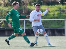 Lukas Pieper (r.) geht bei der Kapitänsbegegnung mit dem Grünstädter Amtskollegen Yannick Krist als Sieger hervor, indem er den Ball rechtzeitiig weiterspielt. 