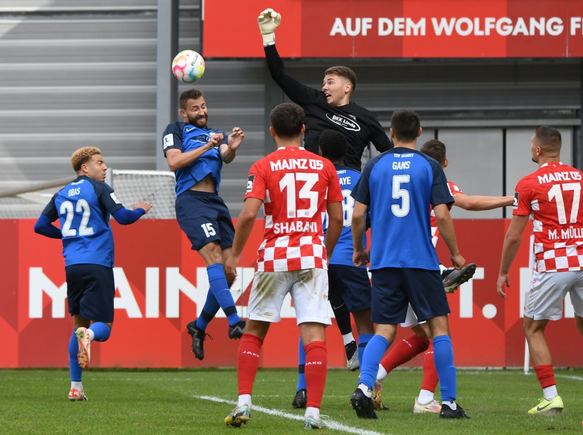 Schott-Torwart Tim Hansen (Mitte) musste in der Hinrunde am Bruchweg eine 0:3-Niederlage hinnehmen. Angesichts der jüngsten Ergebnisse beider Teams geht der TSV jedoch mit Hoffnung auf etwas Zählbares ins zweite Derby.