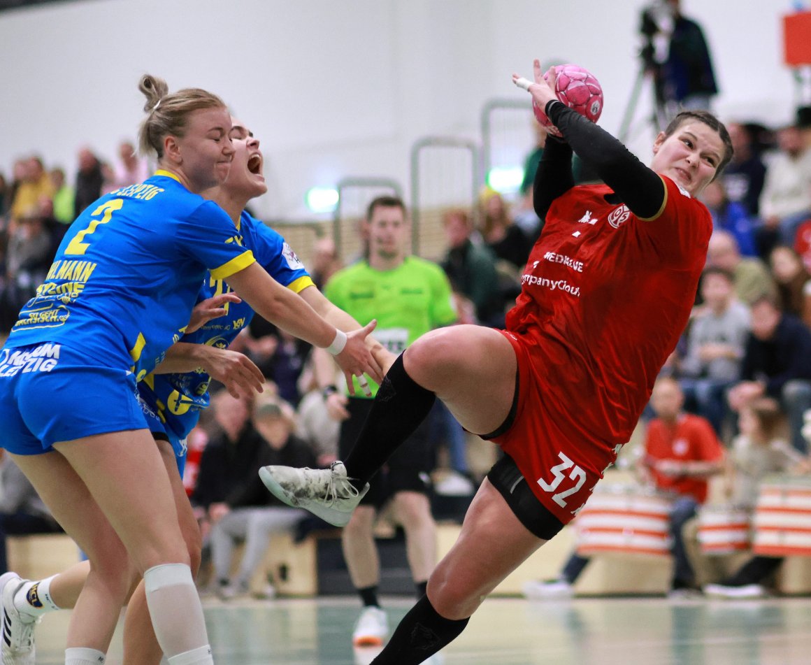 In der vergangenen Saison unterlag der FSV Mainz 05 (Lena Thoß bein Wurf) dem HC Leipzig in eigener Halle knapp mit einem Tor, diesmal soll es besser ausgehen.