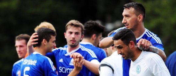 Bedröppelte Gesichte bei den Gastgebern um Coach Babak Keyhanfar (r.) hab es am ersten Spieltag: Der SV Gonsenheim hatte zu Hause gegen Aufsteiger TSV Schott Mainz gewonnen...