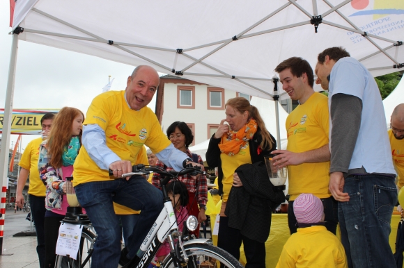 Strampelt sich für den guten Zweck ab: Magnus Schneider beim Lebenslauf 2013.