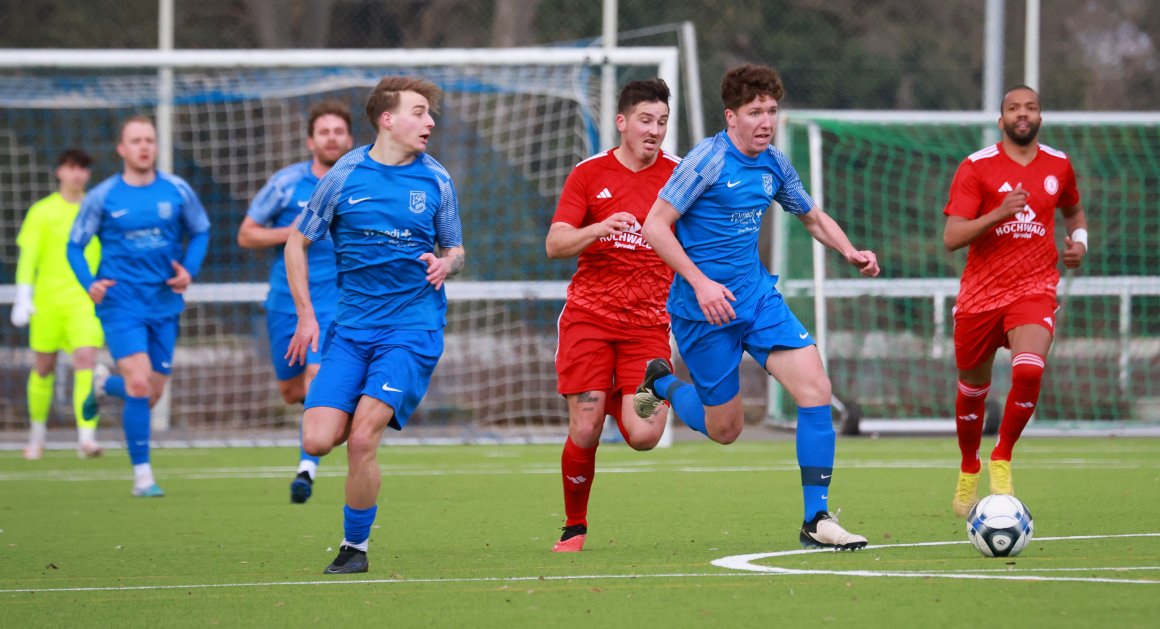 Erst einmal in diesem Jahr durften Louis McColgan und Jakub Koutny (vorne v. l.) auf dem eigenen Platz antreten, das war gegen Titelfavorit SC Idar-Oberstein wenig erfolgreich. Am Sonntag enden gegen Viktoria Herxheim die Wochen der Reisen.