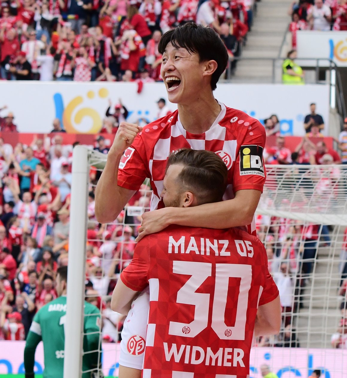 Erst bereitete Silvan Widmer das 3:0 durch Jae-sung Lee vor, dann hob er den Torschützen in die Höhe.