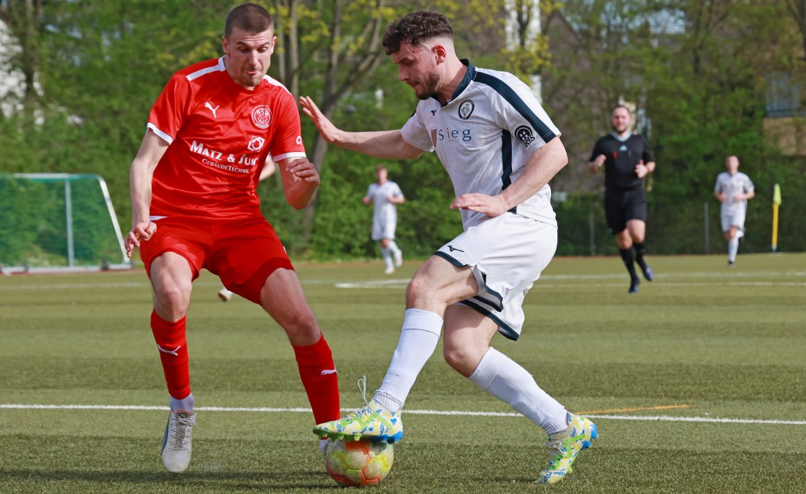 Joscha Marzi im Duell mit FSV-Verteidiger Jakob Born, den er aussteigen lässt und damit die Schussbahn zum Ausgleich freischafft.