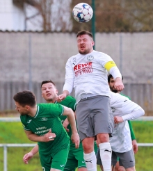 Die Ingelheimer obenauf: SpVgg-Kapitän Lukas Pieper gelingt dies in dieser Szene, in der Liga haben seine Ingelheimer dagegen in den sechs Partien seit dem Ende der Winterpause gerade eine Zähler geholt und drohen noch einmal mit dem Abstiegskampf zu tun zu  bekommen.