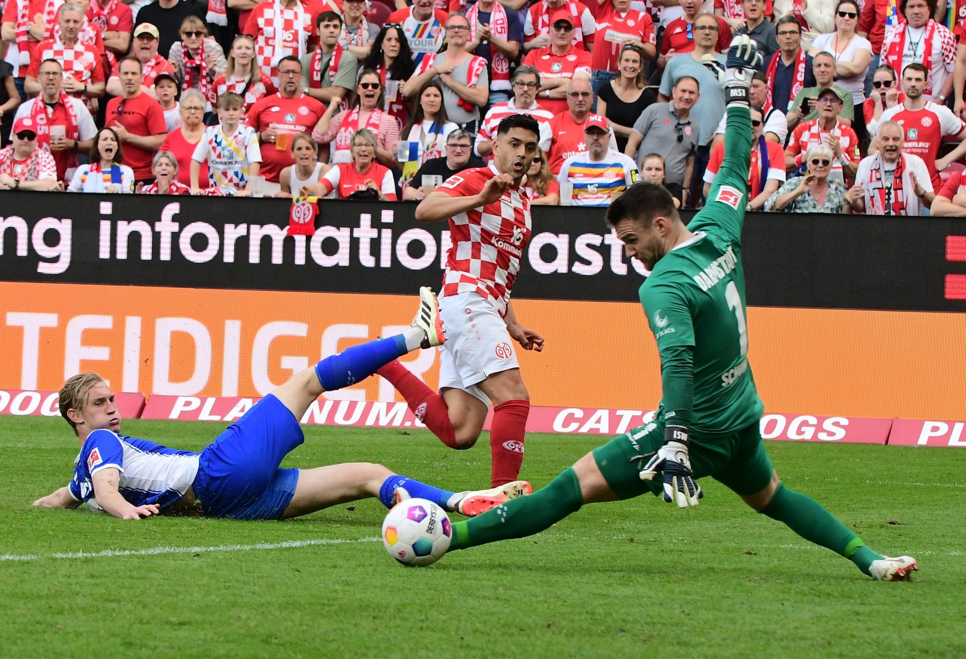 Nadiem Amiri verfehlt in dieser Szene das Tor, hatte aber entscheidenden Anteil am 1:0 – seine Ecke landete über Lee bei Andreas Hanche-Olsen, der den Ball über die Linie grätschte...