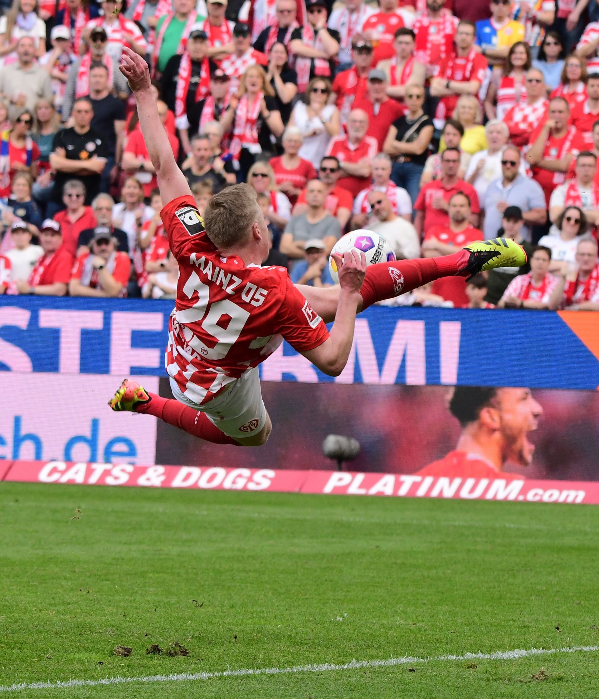 …dem beinahe ein spektakulärer Treffer gelungen wäre, hätte er den Ball, den er sich selbst hochgelegt hatte, getroffen.
