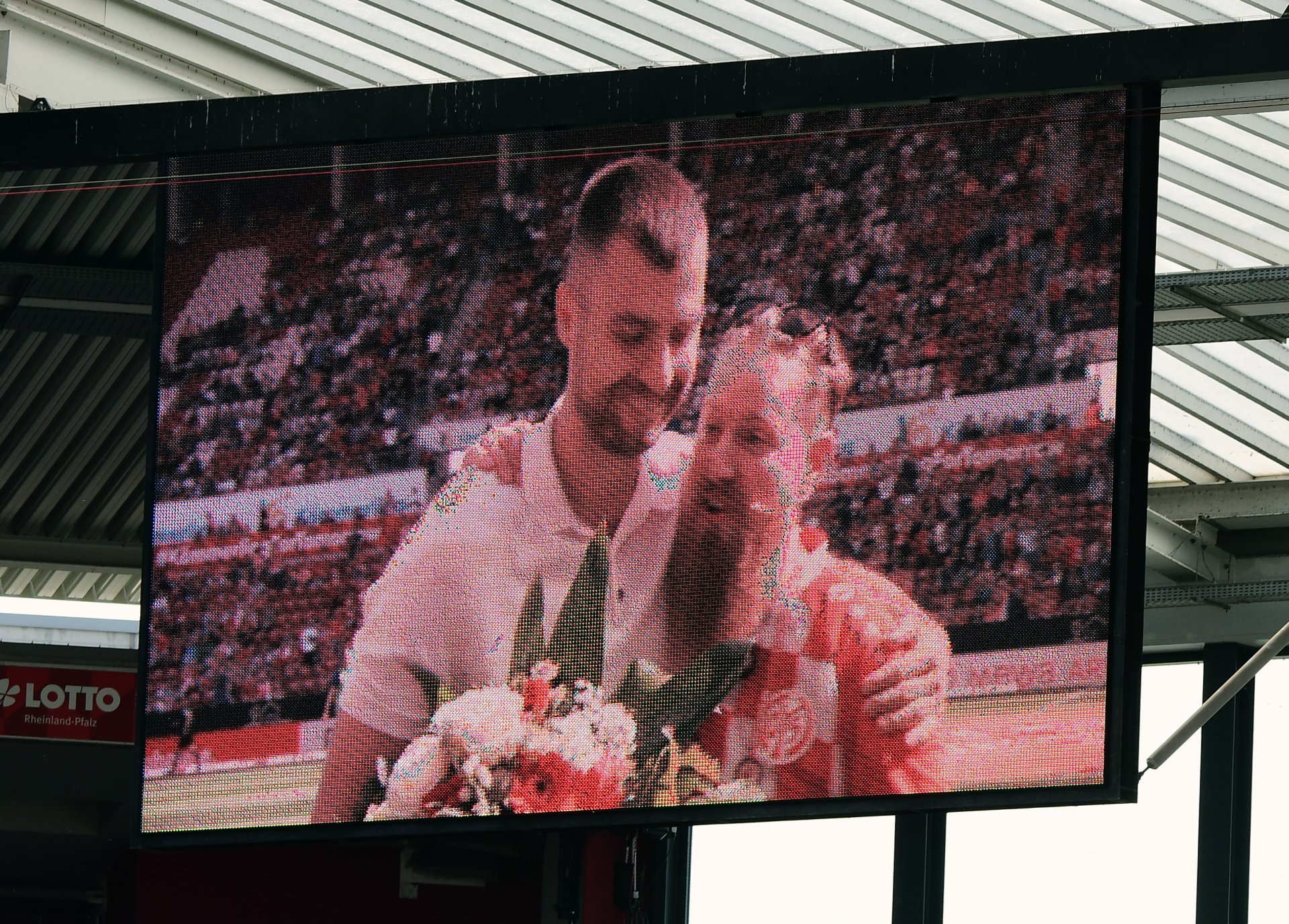 Seinen Spaß dürfte auch Alexander Hack (l.) gehabt haben, der aus Saudi-Arabien angereist war, um sich offiziell verabschieden zu lassen und seinen ehemaligen Kollegen die Daumen drückte.