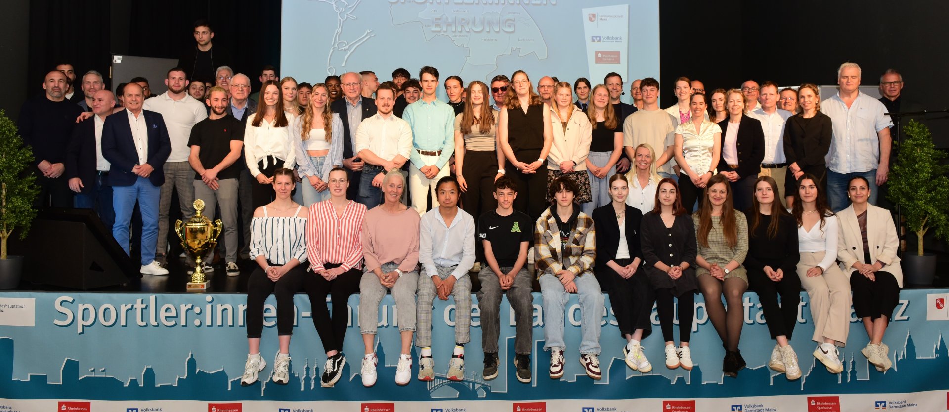 Gruppenbild mit vielen Meisterinnen und Meistern: Ziemlich voll war’s am Donnerstagabend auf der Bühne des Finther Bürgerhauses, in das die Stadt zur Ehrung der im vorigen Jahr die auf nationaler und internationaler Ebene erfolgreichen Sportlerinnen und Sportler eingeladen hatte.