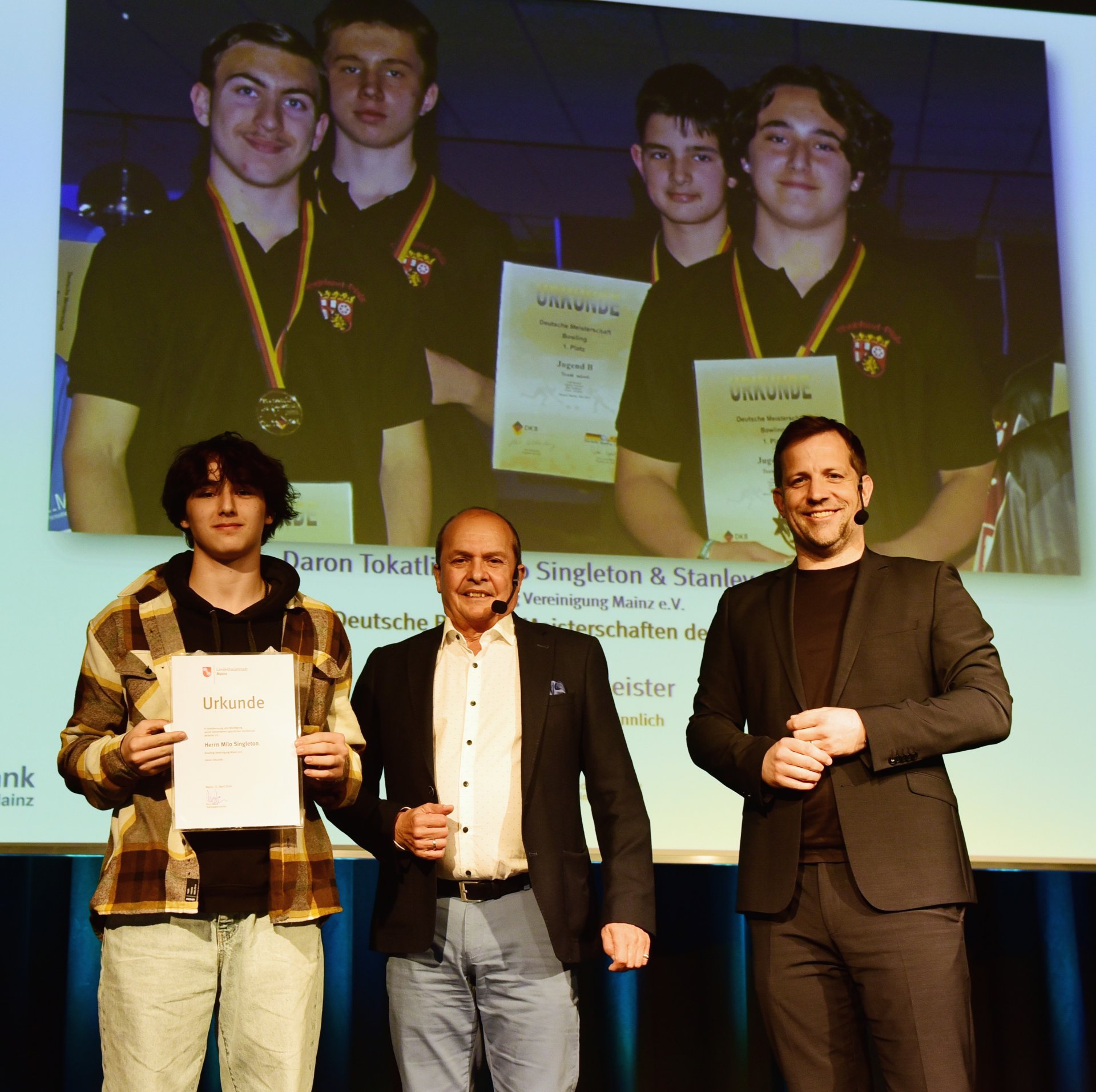 Ein Hauch von „Oscar“-Verleihung wehte durchs Bürgerhaus, als der junge Brite Milo Singleton von der Bowling-Vereinigung Mainz, Deutscher Mannschaftsmeister mit der B-Jugend, auf Englisch an allererster Stelle seinen Eltern dankte.