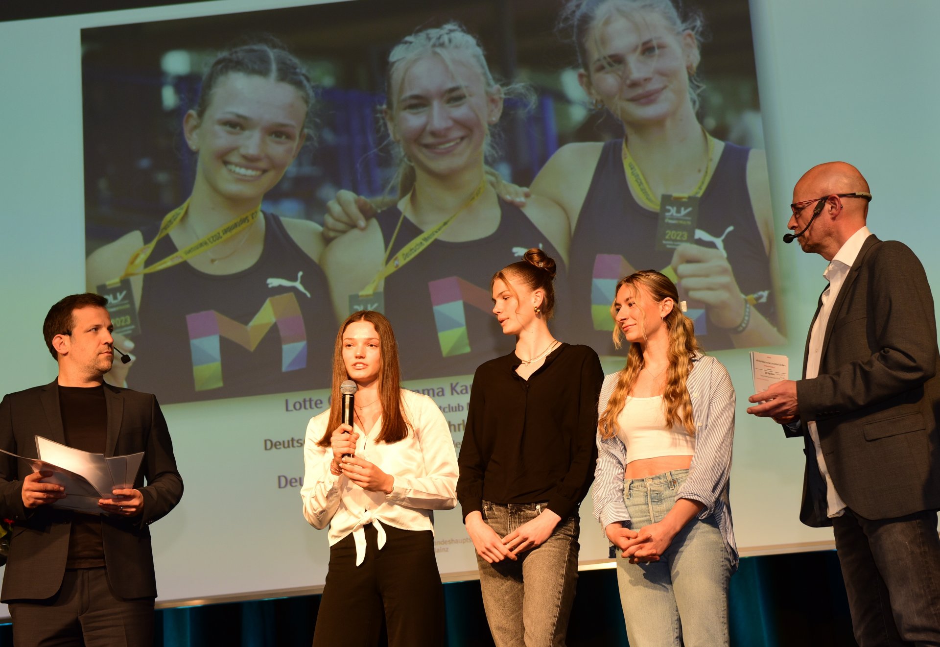 ...ihre Vereinskolleginnen Lotte Gretzler, Liv Albertz und Emma Kaul gewannen den Siebenkampftitel mit der Mannschaft, Kaul obendrein im Einzel.