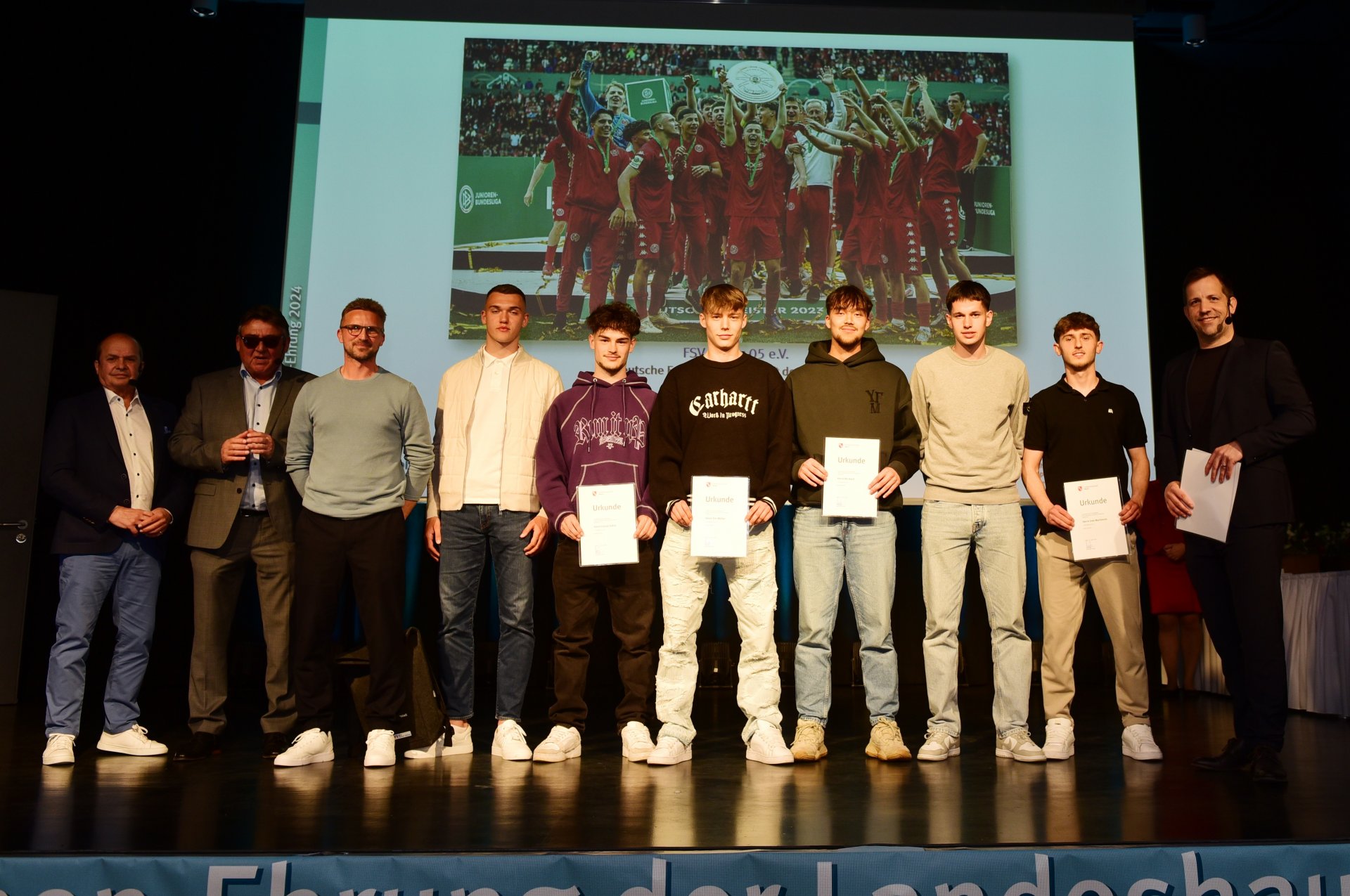 Erst zum zweiten Mal hatte eine Jugendmannschaft des FSV Mainz 05 sich zum Meistertitel geschossen. Die erfolgreiche U19 repräsentierten Trainer Benjamin Hoffmann, Philipp Schulz, Justus Götze, Tim Müller, Aki Koch, Dominik Pestic und Stjepan Pavisic.