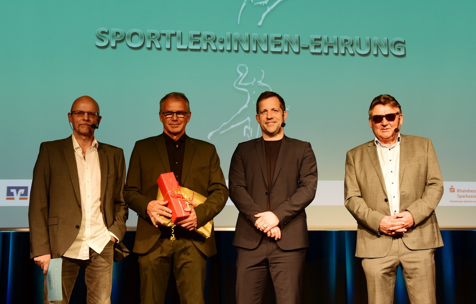 ..die Vorabverabschiedung des Sportabteilungsleiters Dieter Ebert in den Ruhestand, für den dies die letzte Sportlerehrung im Amt war.