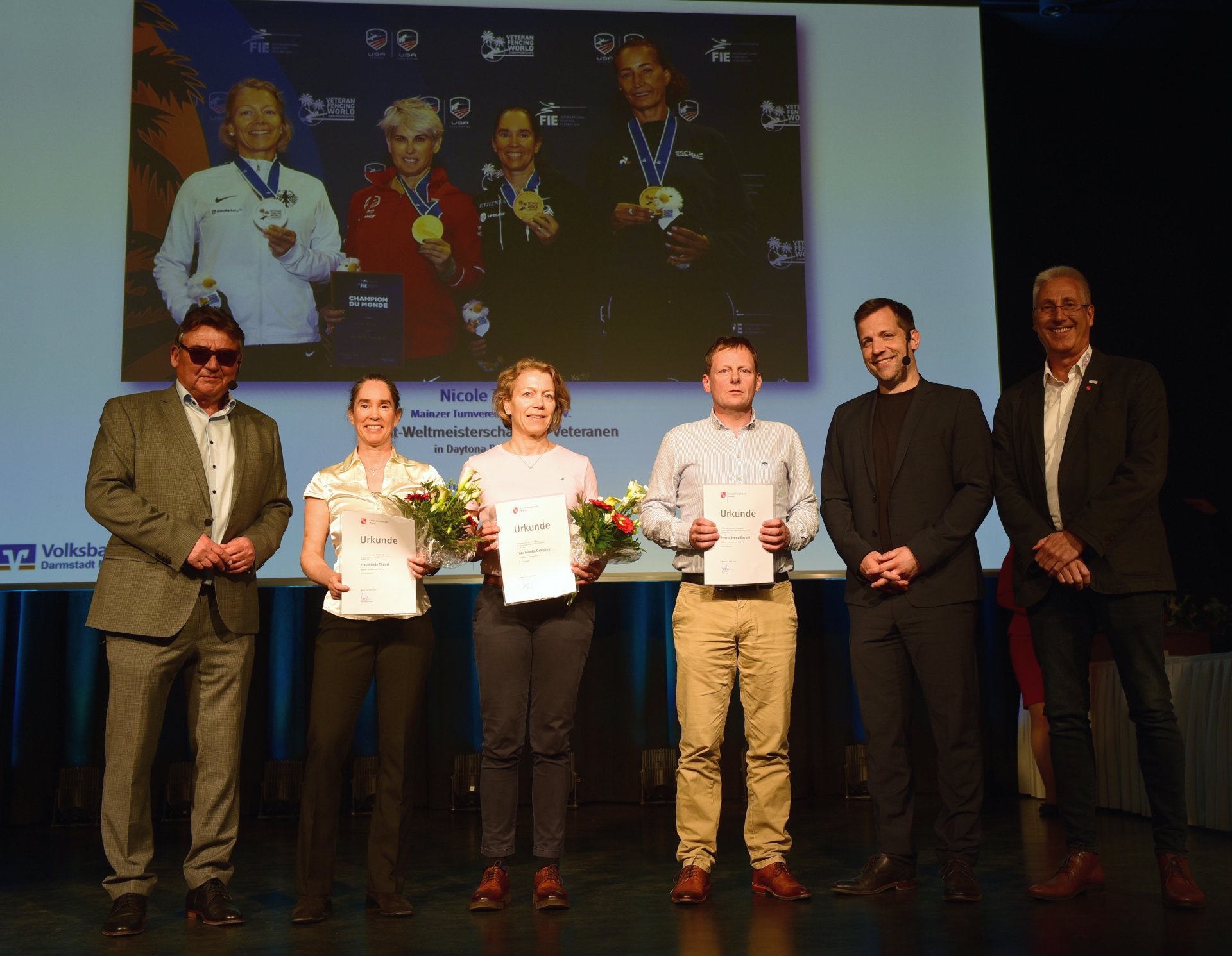 Die V-50-Säbelveteranen des Mainzer Turnvereins von 1817 brachten Medaillen von internationalen Meisterschaften mit: Nicole Thomé und Gunilla Graudins standen einander im EM-Finale gegenüber, mit dem besseren Ausgang für Thomé, die wiederum bei der WM Silber gewann und einen Platz vor ihrer Mannschaftskameradin landete. Svend Berger wurde in der gleichen Altersklasse Deutscher Meister und Vizeweltmeister.