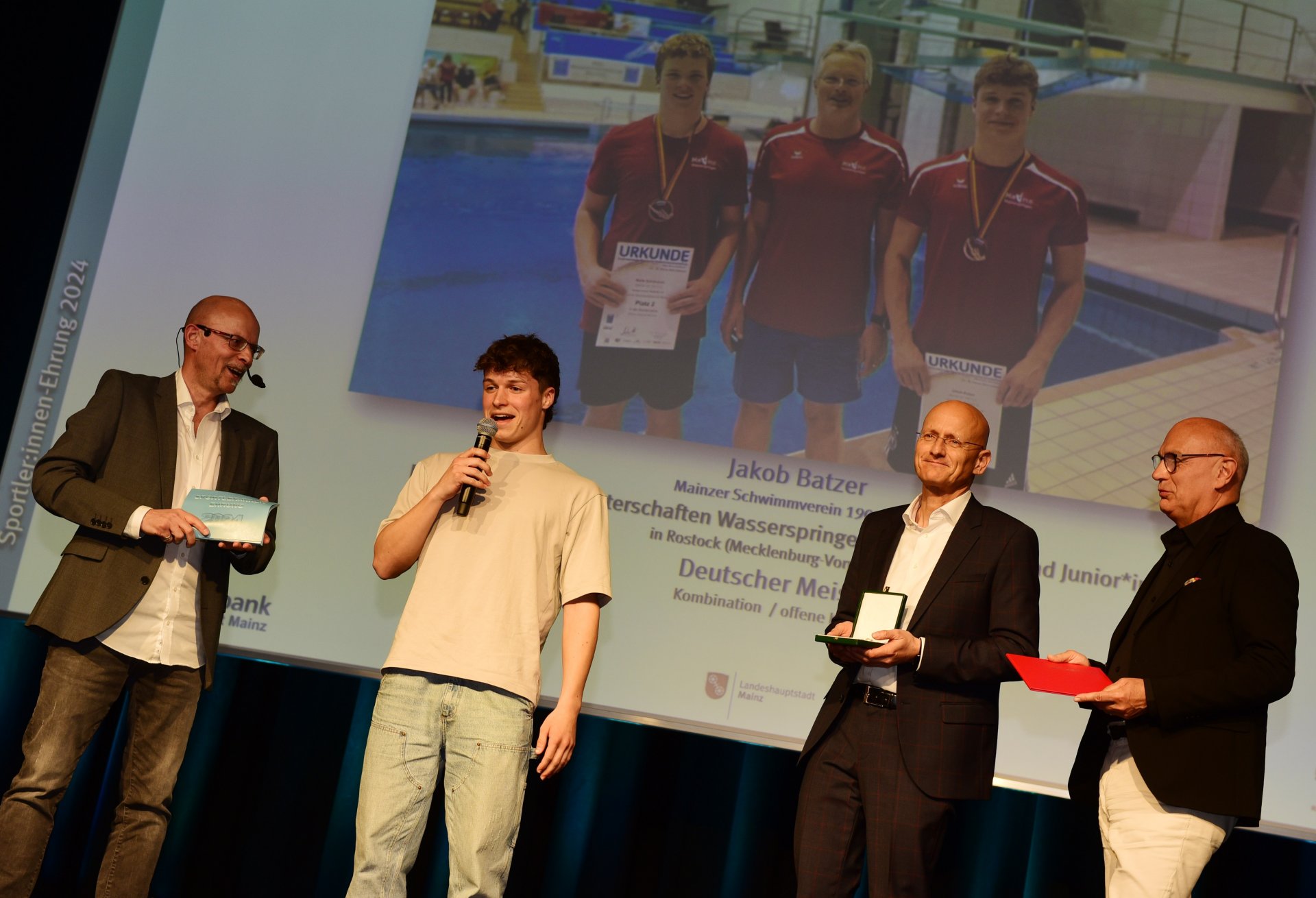 Mit Jakob Batzer begannen die Ehrungen der Aktiven und der U23. Der Wasserspringer des MSV 01 holte trotz ausgesprochen schwieriger Trainingsbedingungen den DM-Titel in der Kombination.