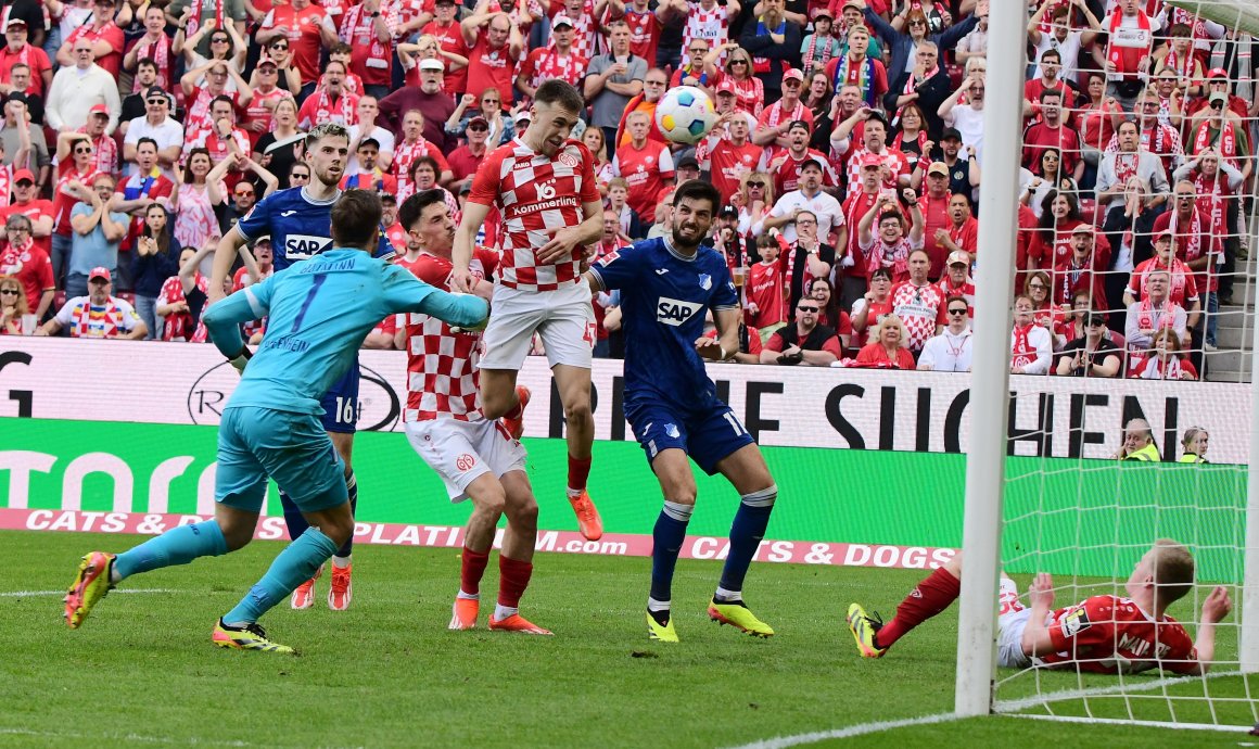 Die Vorentscheidung: Brajan Gruda köpft das 3:1.