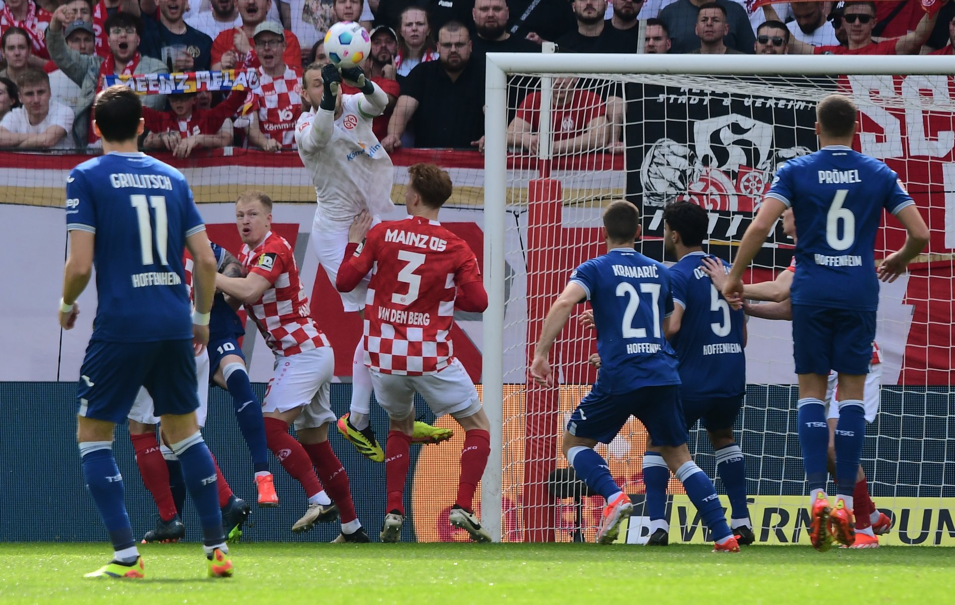 Diesen Ball faustet Robin Zentner aus seinem Strafraum, wie überhaupt fast alle Bälle, die vors Mainzer Tor kamen, zu seiner Beute wurden. Nur einmal musste er sich geschlagen geben, weshalb die 05er mit einem 0:1 in die Pause gingen, das den Spielverlauf überhaupt nicht widerspiegelte.