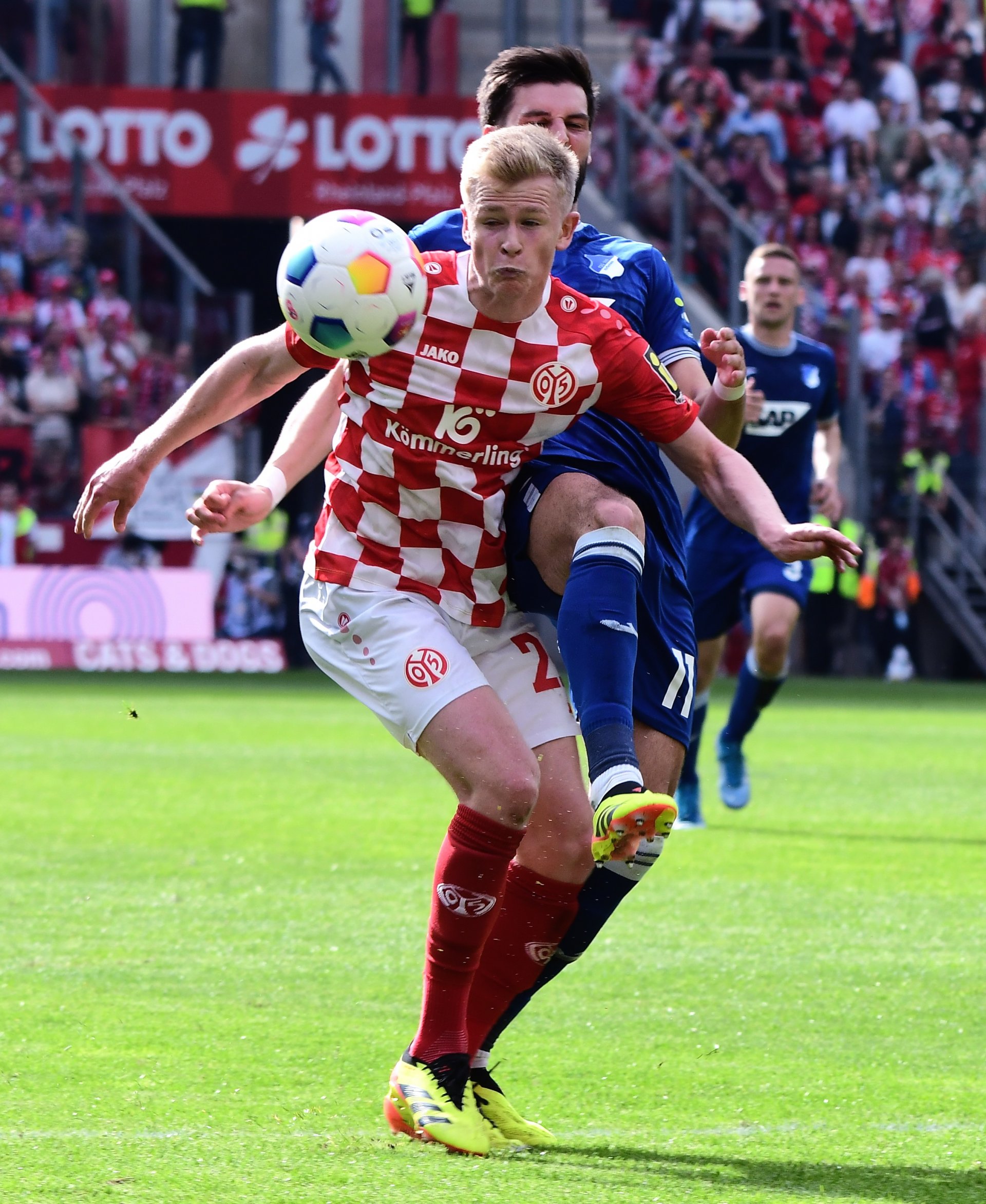 Unmittelbar nach der Pause aber ging’s ab. Jonathan Burkardt, in dieser Szene hart bedrängt, kam bei einer Flanke von Anthony Caci frei zum Kopfball...