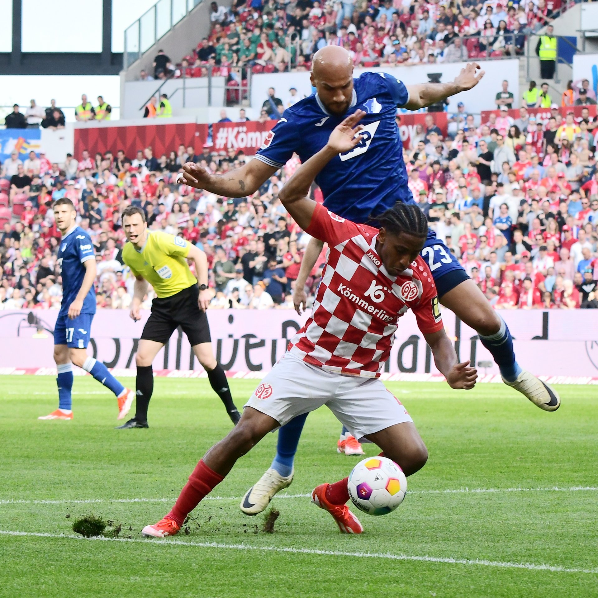 Leandro Barreiro, hier gegen John Anthony Brooks, trug zu den vielen Mainzer Ballgewinnen bei…