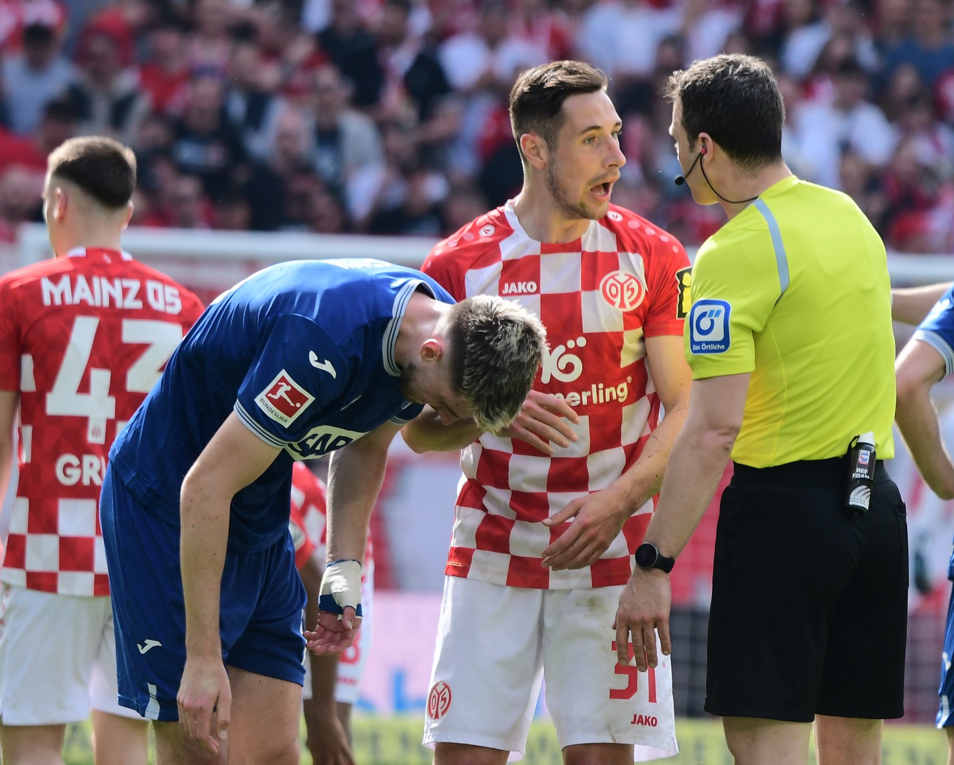 ...und Dominik Kohr räumte mit den anderen Innenverteidigern ab, was auf die letzte Reihe zukam. Nebenbei blieb er, wie alle 05er an diesem Tag, ohne Gelbe Karte.