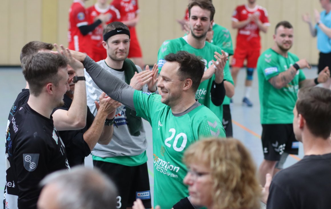 Spalier statt Schlusssirene: Das letzte Heimspiel des TV Bodenheim in dieser Saison endete vorzeitig, damit TVB-Urgestein Matthias Carl sich beim finalen Verlassen des Spielfelds von seinen Teamkollegen verabschieden konnte.