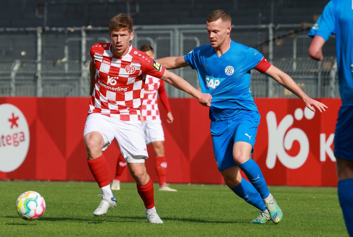 Denis Linsmayer (l.) kassierte mit der U23 im Heimspiel gegen den FC-Astoria Walldorf (r. Marcel Carl) die erste Heimniederlage der Saison.