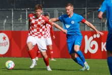 Denis Linsmayer (l.) kassierte mit der U23 im Heimspiel gegen den FC-Astoria Walldorf (r. Marcel Carl) die erste Heimniederlage der Saison.