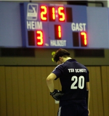 Ernüchterung: Paul Hüttemann musste schon lange vor dem Ende des Derbys gegen den Kreuznacher HC klar sein, dass zumindest diesmal nichts zu machen ist gegen den Titelkandidaten. Die Anzeigetafel zeigt fälschlicherweise Halbzeit eins an, das Bild enstand gegen Ende der zweiten Hälfte.  