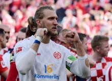 Verdienten Applaus für ein starkes Auswärtsspiel holten sich Robin Zentner und seine Kollegen in Freiburg von 2100 Mainzer Fans ab.