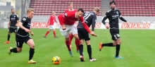 Hatte unter anderem gegen Marco Engelhardt einen schweren Stand: 05-Stürmer Petar Sliskovic.