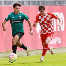 Nach den Ballgewinnen mit Druck und präzisen Zuspielen nach vorne kommen, das wird auch die Aufgabe gegen den SGV Freiberg, nicht zuletzt für die Außenbahnspieler wie Keanu Kraft.