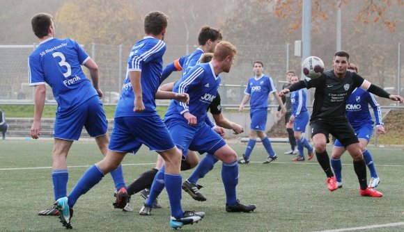 Da mochte die SG Rieschweiler noch so viele Spieler im eigenen Strafraum versammeln: Fortuna-Kapitän Ljubo Dragun fand die Lücke und erzielte das 1:0.