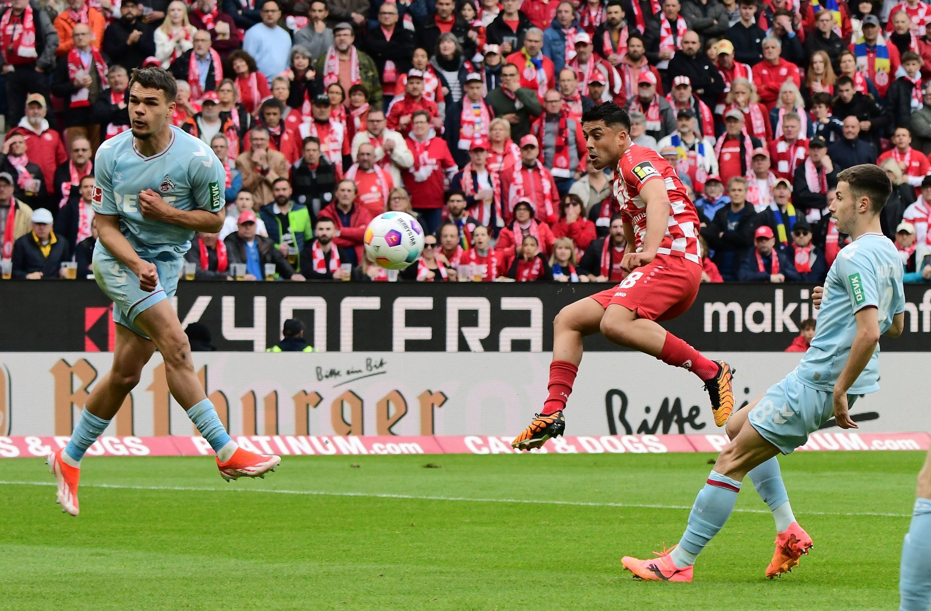 Nadiem Amiri besaß nach einer knappen Viertelstunde die erste Mainzer Torchance, schoss mit seiner Direktabnahme nach Flanke von Jonathan Burkardt aber den Kölner Max Finkgräfe an.