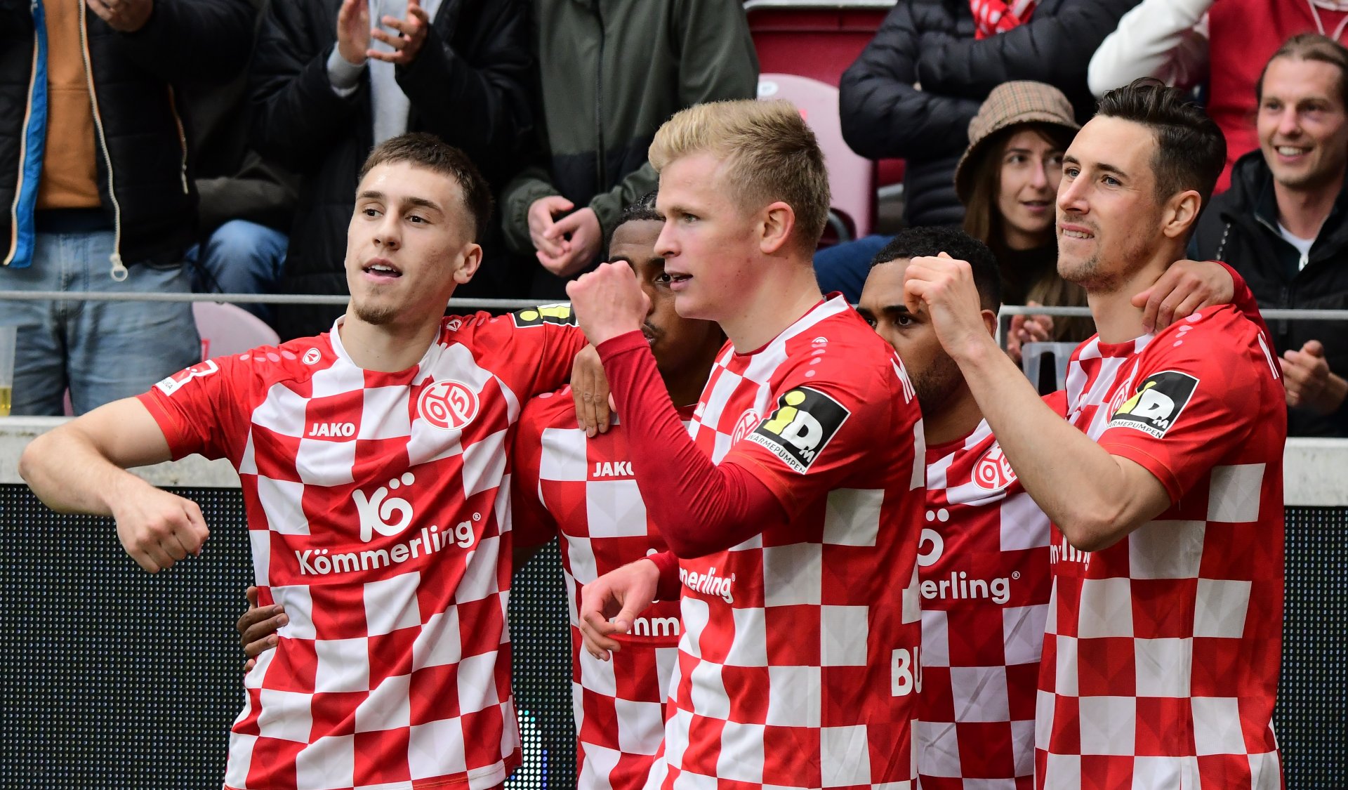 Mit dem Führungstreffer nach einer halben Stunden schienen die Mainzer (v.l. Brajan Gruda, Leandro Barreiro, Jonathan Burkardt, Phillipp Mwene, Dominik Kohr)  auf dem Weg zum 14. Tabellenplatz...