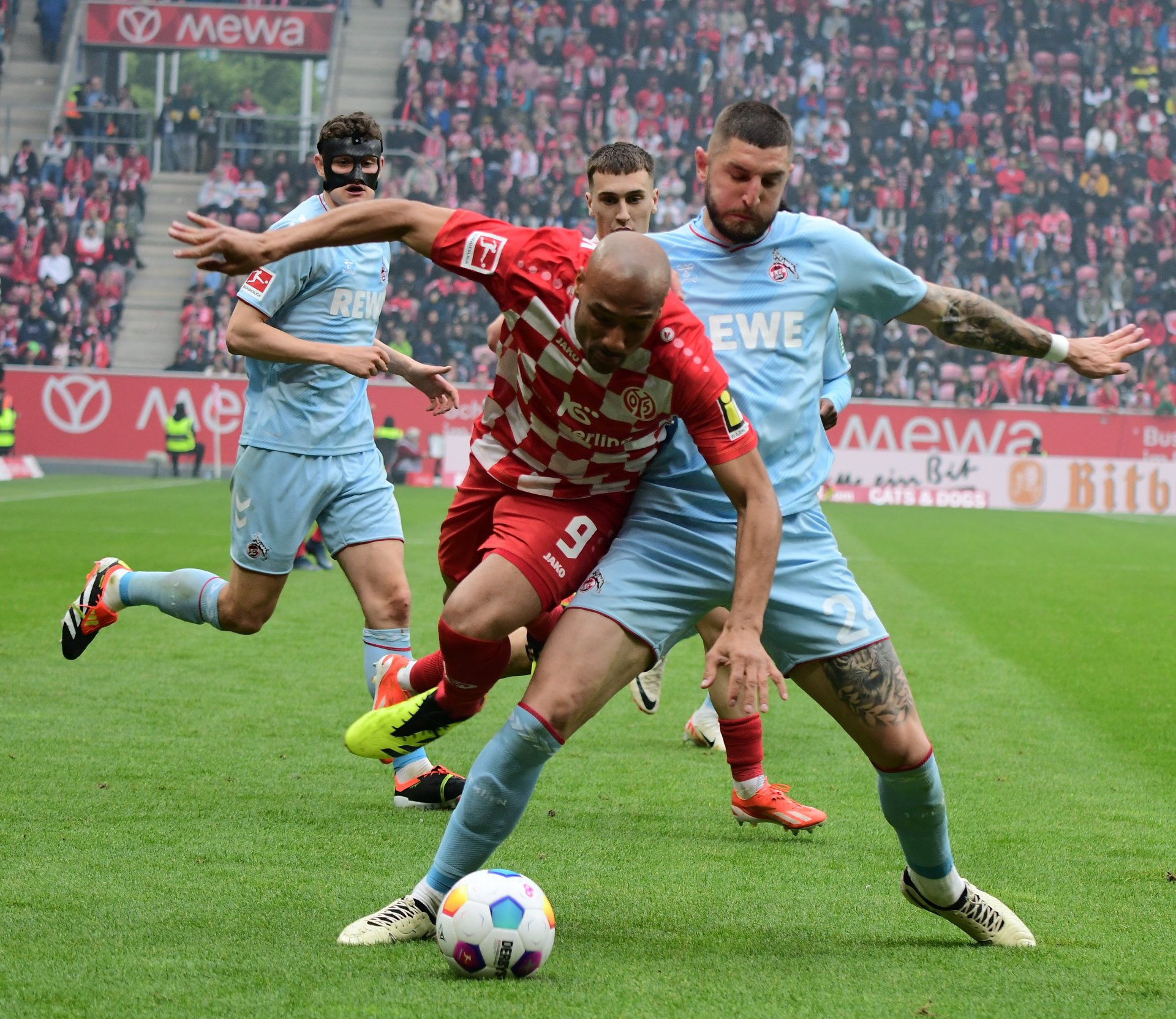 Für Karim Onisiwo war nach diesem Zweikampf mit Julian Chabot Schluss: Der Österreicher...