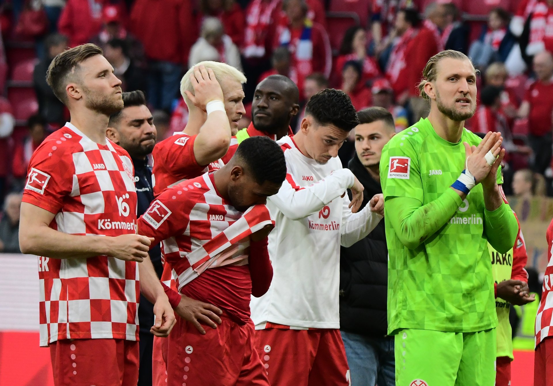 Die Fans spendeten der Mannschaft nach dem Spiel aufmunternden Applaus, in den Gesichter der Spieler... 