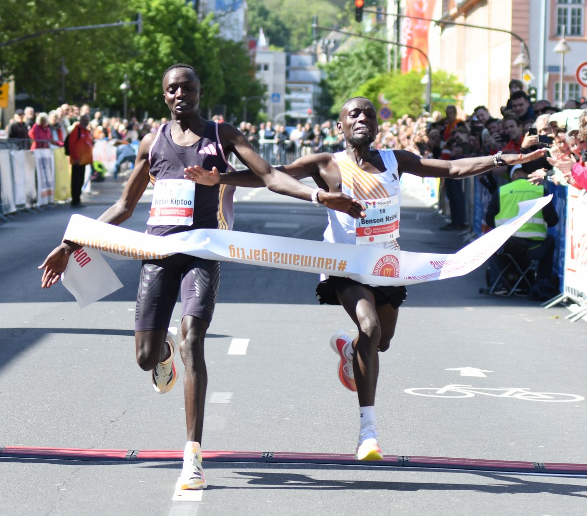 Kein Sieger auszumachen: Victor Kimutai und Benson Mutiso durften sich beide über den Gewinnerscheck freuen.