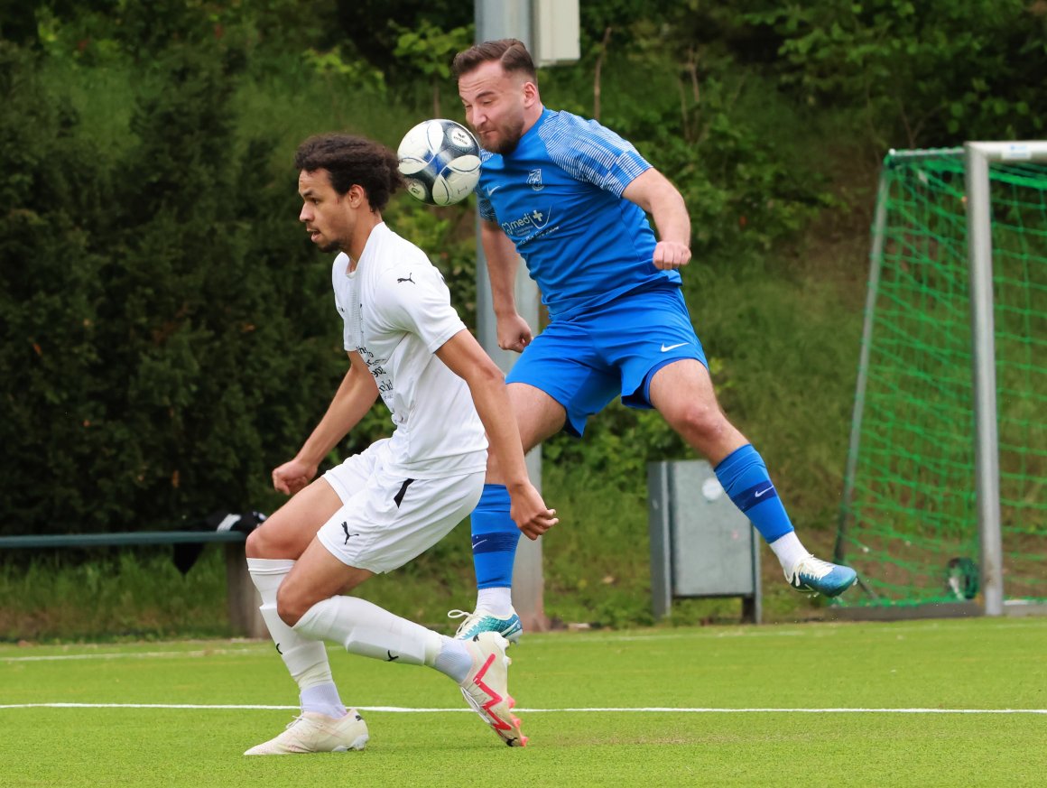 Bertin Gelenbevi (r.) auf Kollisionskurs mit Hassia-Innenverteidiger Tobias Kreuznacht. Viel Gefahr strahlten die Bretzenheimer Angriffe nicht gerade aus, bis Gelenbevi in der Nachspielzeit endlich nach einer Ecke aus kurzer Distanz zum Abschluss kam und traf.