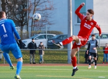 Finn Leoff bietet den gegnerischen Torhütern gerne einmal etwas Akrobatik, diesmal  in Form eines Fallrückziehers aus seitlicher Position.