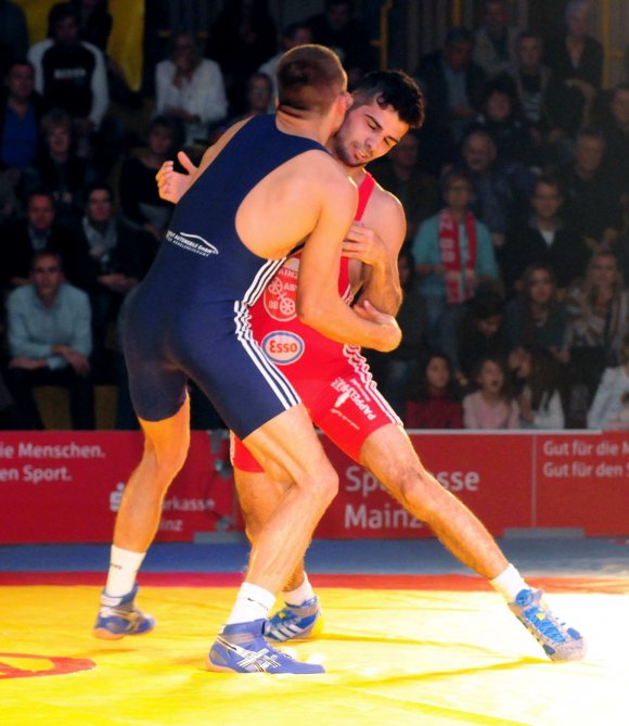 Nach 2:6-Rückstand zum 15:7-Sieg: Yasin Karadasli (r.) holte drei Punkte für die Mannschaftswertung.